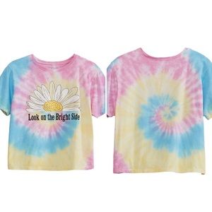 NWT Daisy tie dyed crop tee.